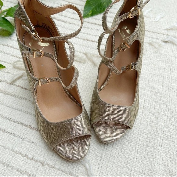 Report Deschutes gold metallic buckle front block heel party sandal Sz 7 NWOT - Picture 4 of 10